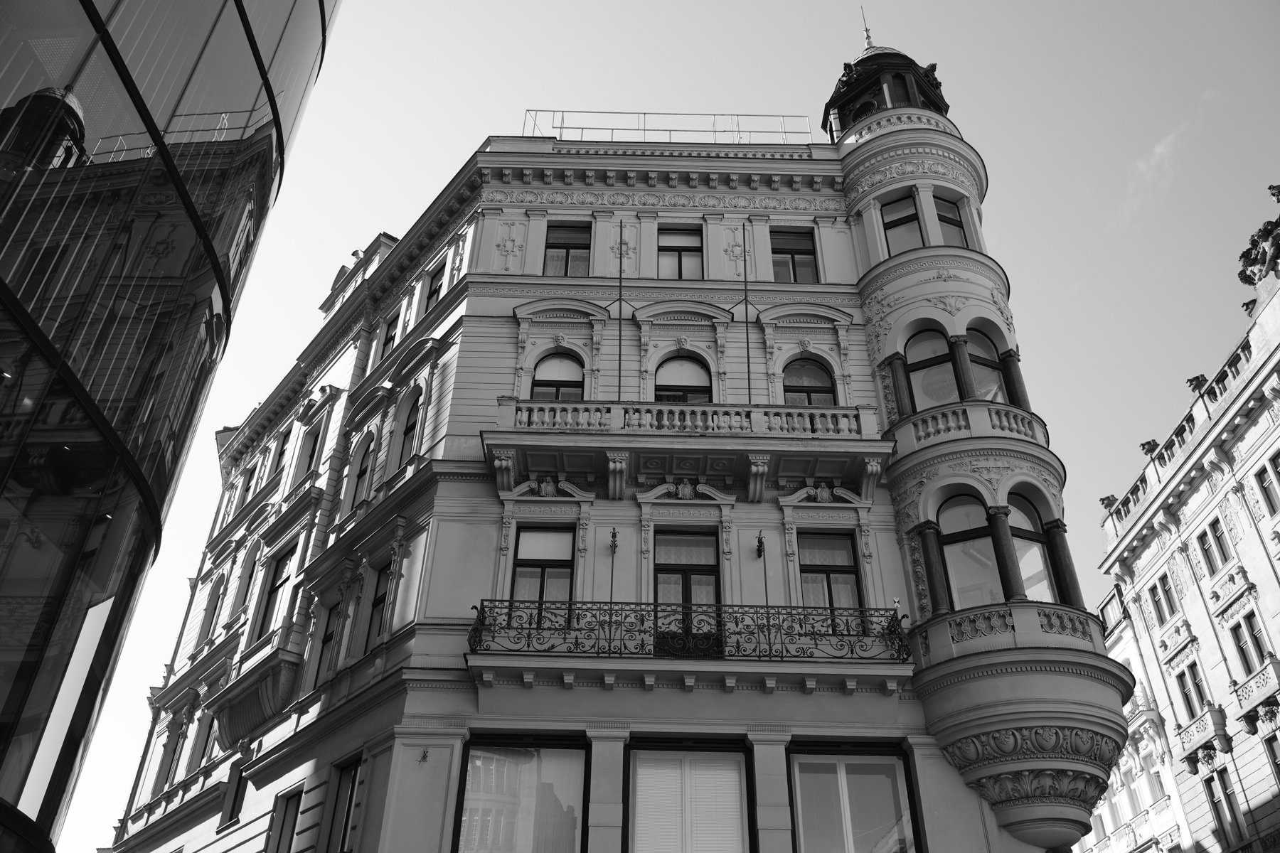 Black and white photo of a tall Prague building facade
